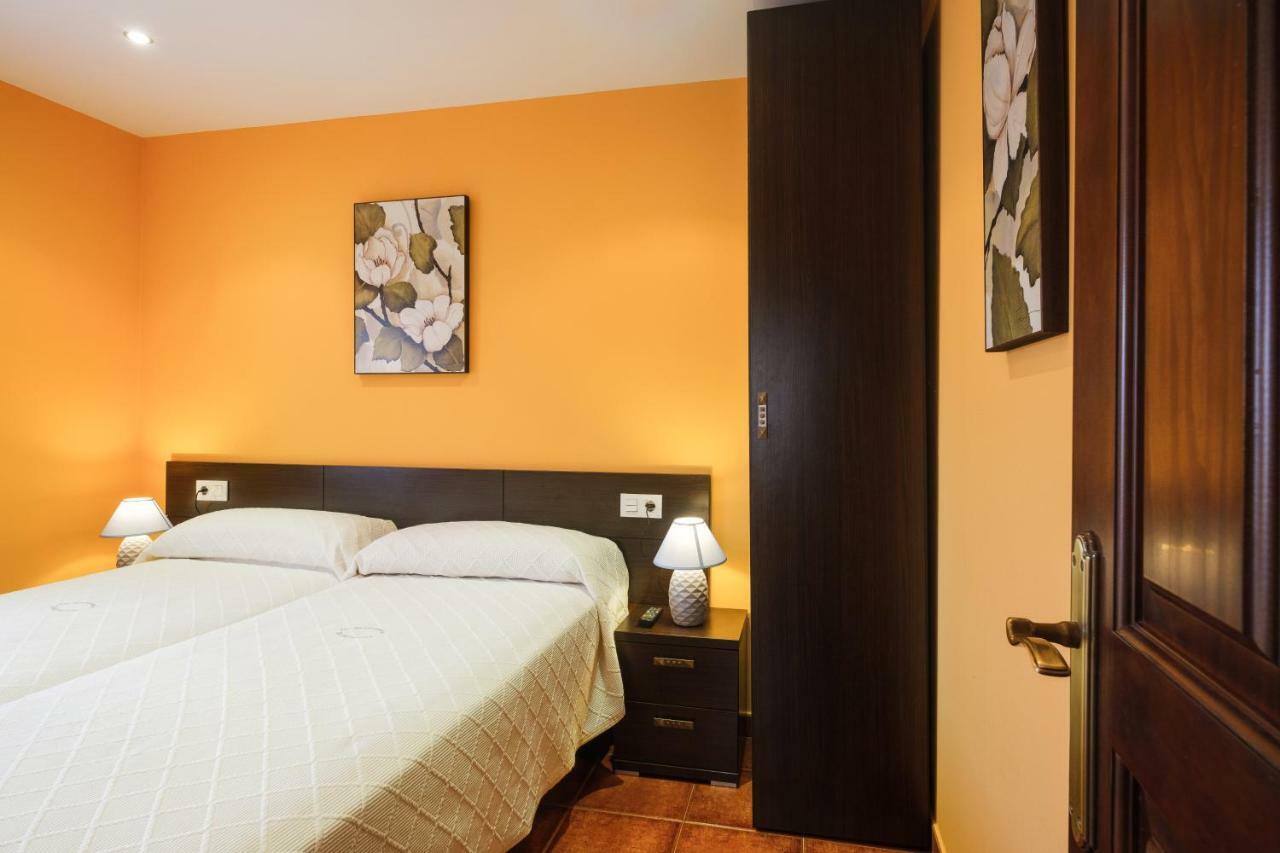 Apartamentos De Herminia Manzaneda  Екстер'єр фото